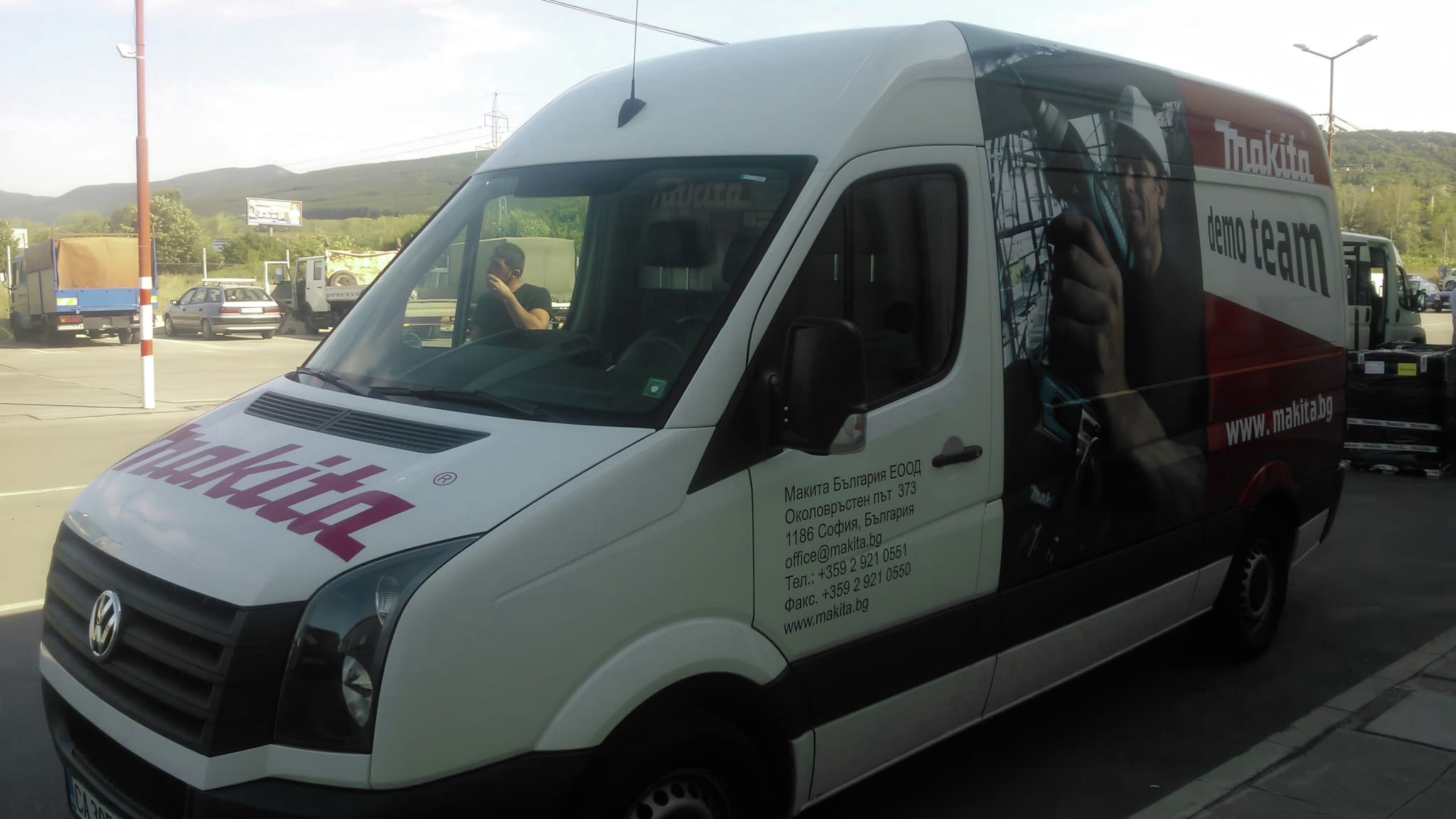 Брандиране на бус за "Makita" с фирмено лого и рекламен дизайн.