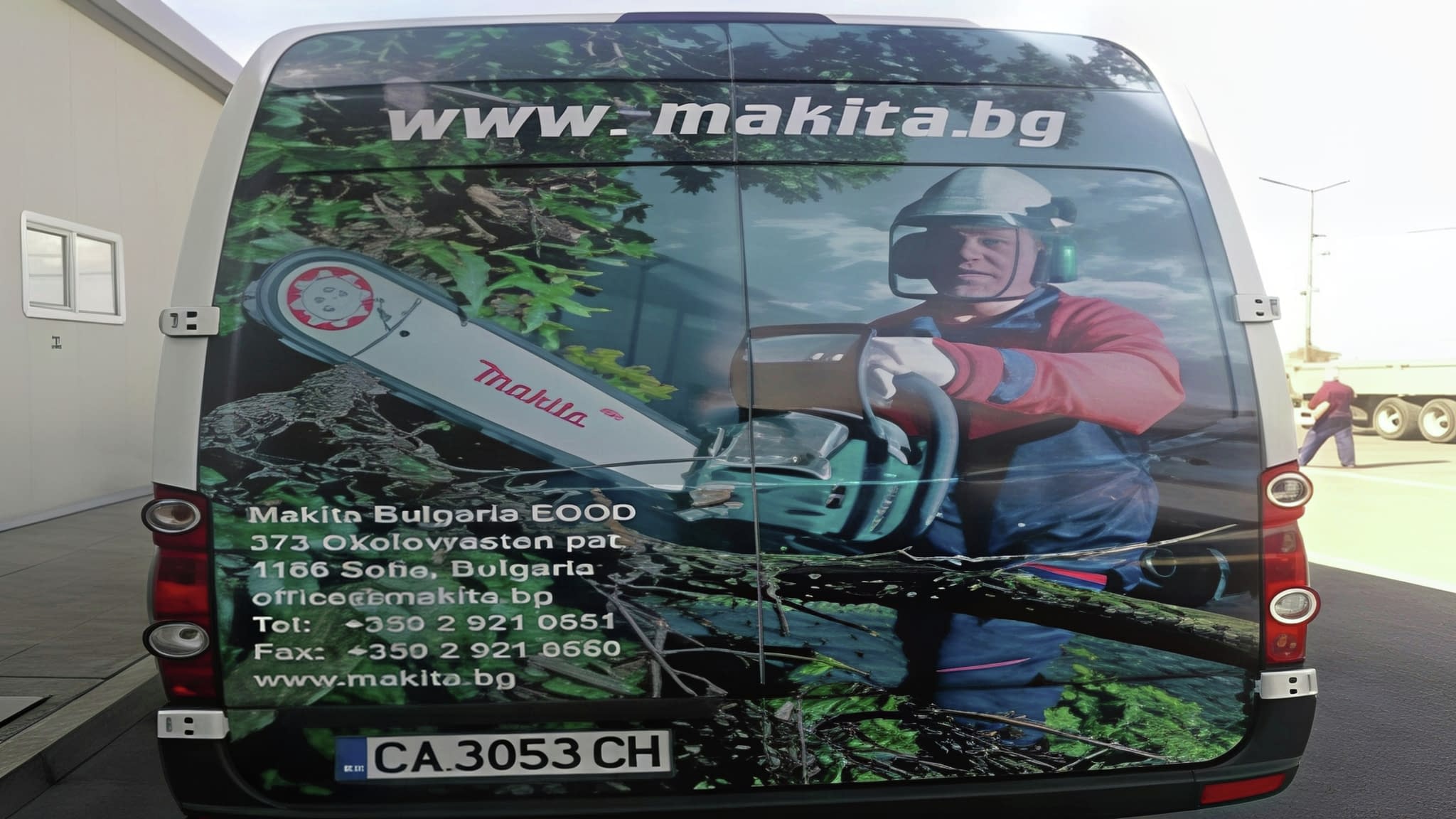 Професионално брандиране на бусове с рекламни визии – конкурентни цени в София.