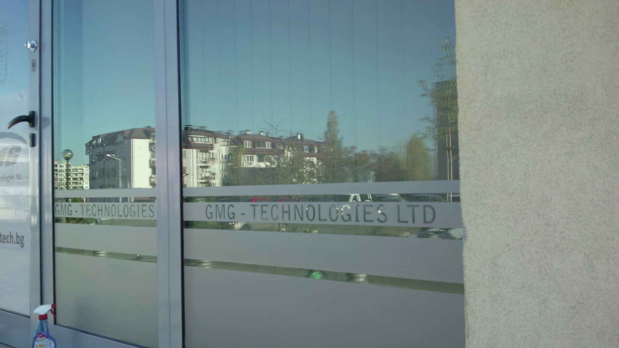 Матово фолио върху витрина с надпис – стилно брандиране от рекламна агенция в София.