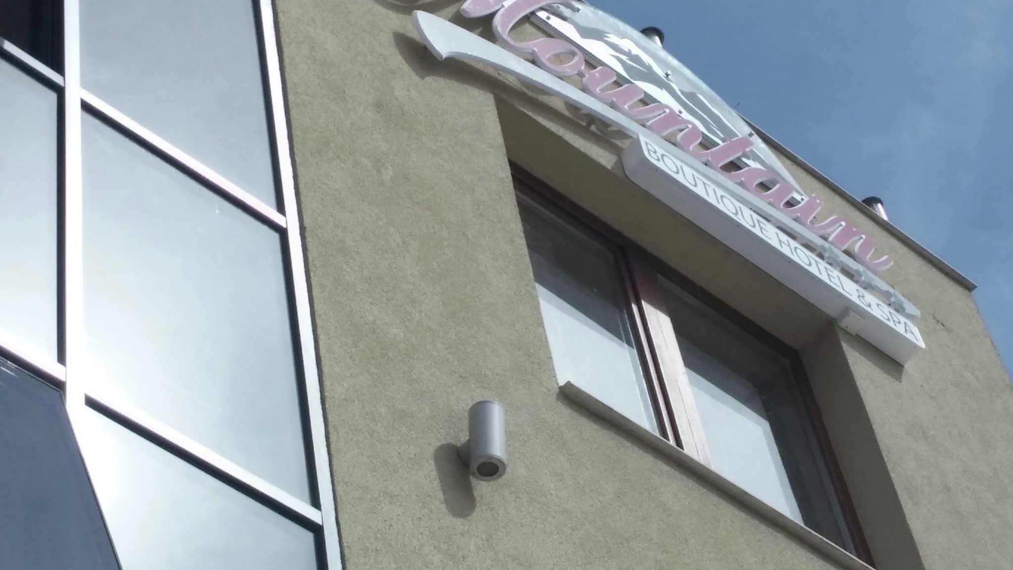 Детайлен изглед на светеща табела – изработка на LED рекламна табела за хотел Mountain, заснета от нисък ъгъл.