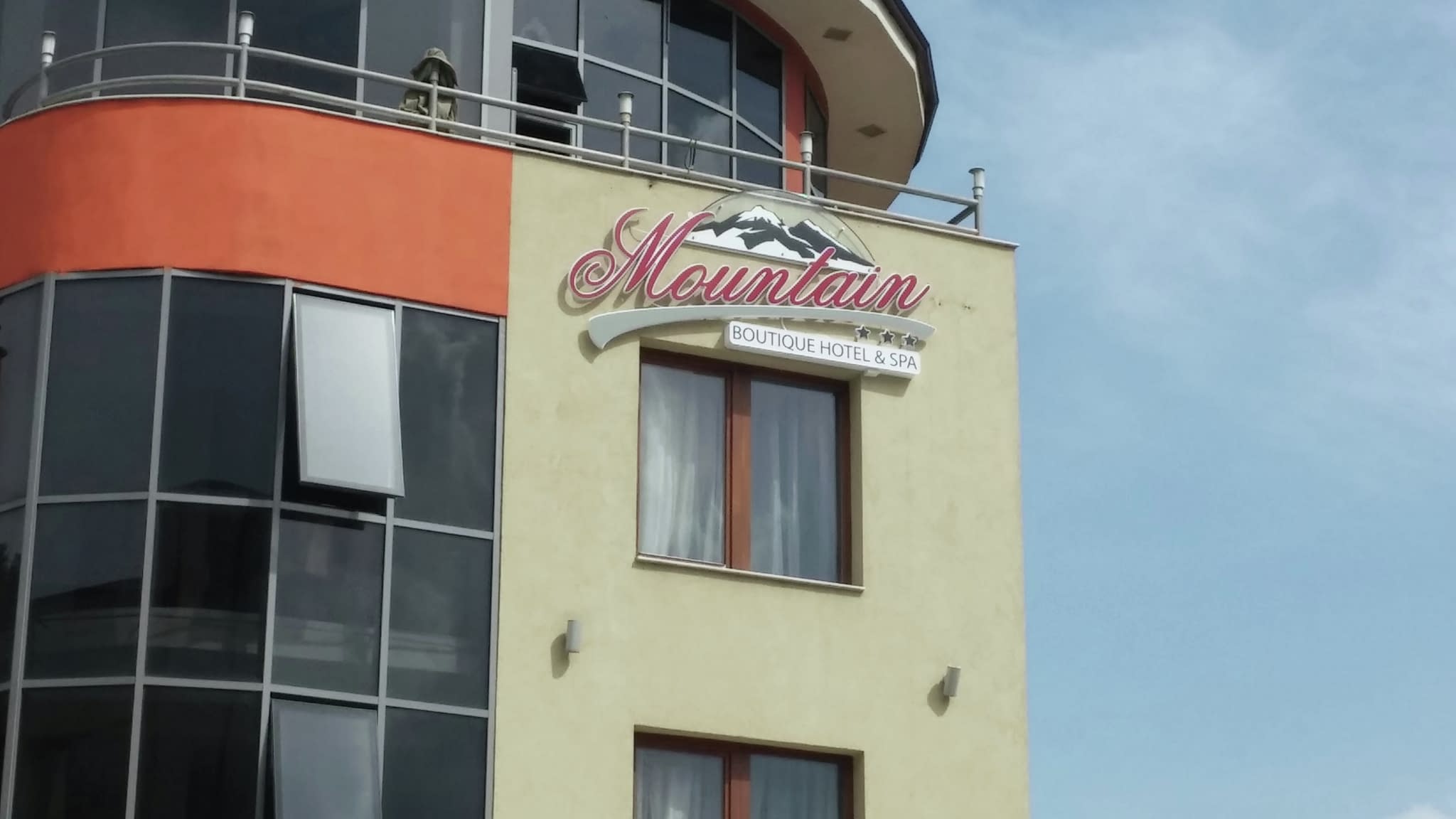 Изработка на светеща табела за хотел – елегантна LED табела „Mountain Boutique Hotel & Spa“, монтирана на фасадата на модерна сграда.