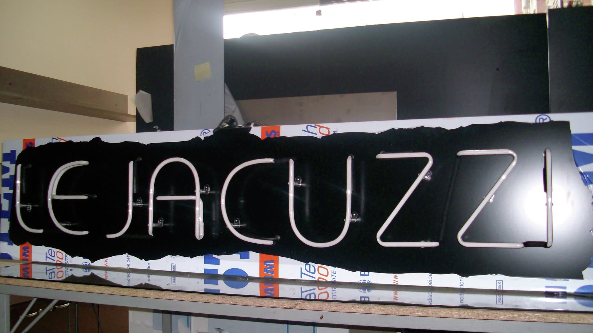 Процес на изработка на неонова табела ‘Le Jacuzzi’ – монтаж на стъклени неонови тръби от екипа на ХОРОС 5.