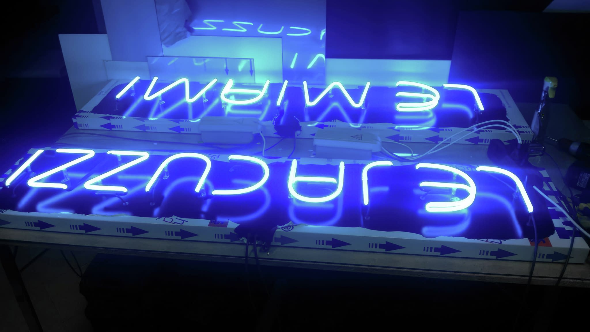 Неонова табела със синя подсветка – стилна и ефектна реклама, подходяща за барове, ресторанти и кафенета.