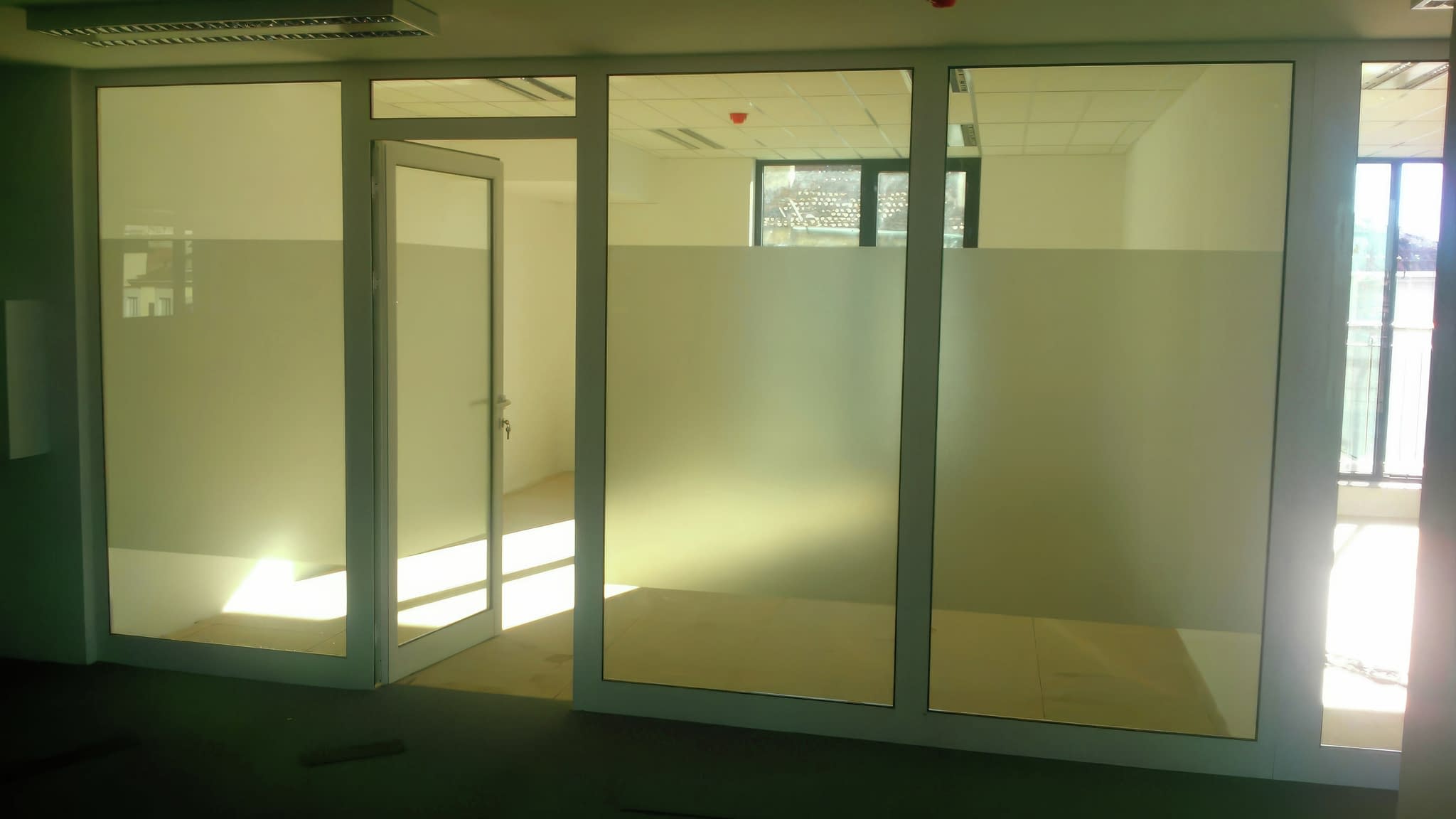 Матовo фолио върху витрини за дискретност и елегантност в офис среда.