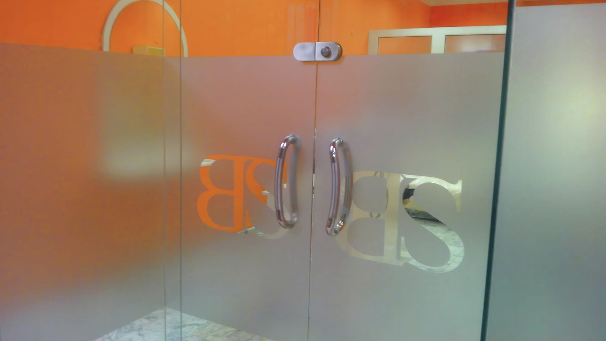 Стилни витрини с фолио – модерен дизайн за интериори и бизнес пространства.