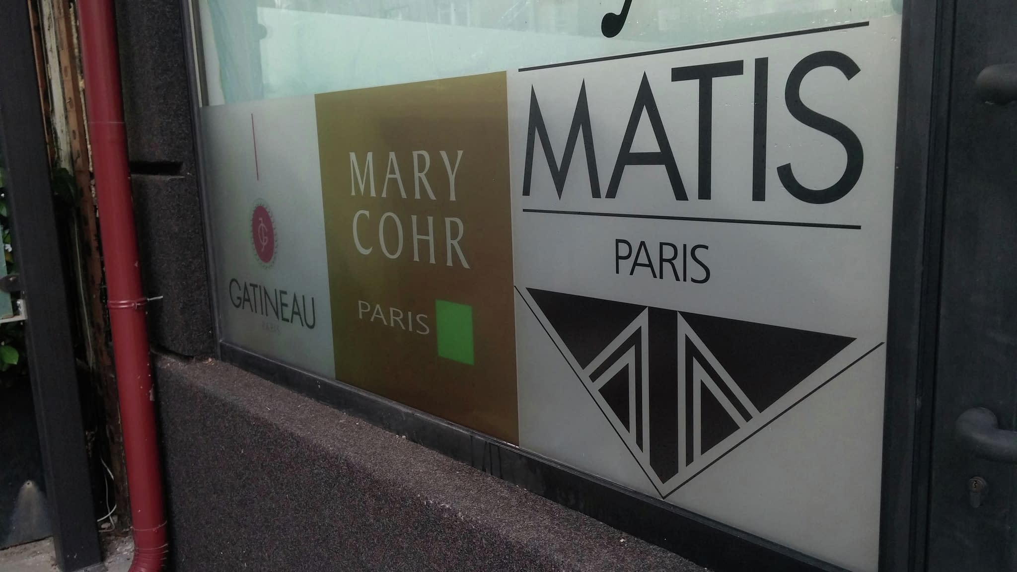 Фолио с лога на козметични марки, брандиране на витрина в градска среда – дискретна и стилна реклама.