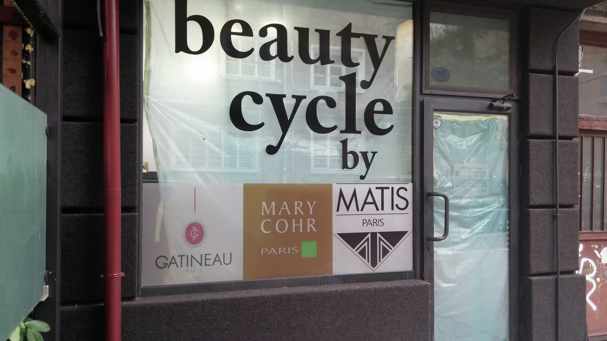 Професионално облепяне на витрина с фолио – съвременна визия за търговски обект.