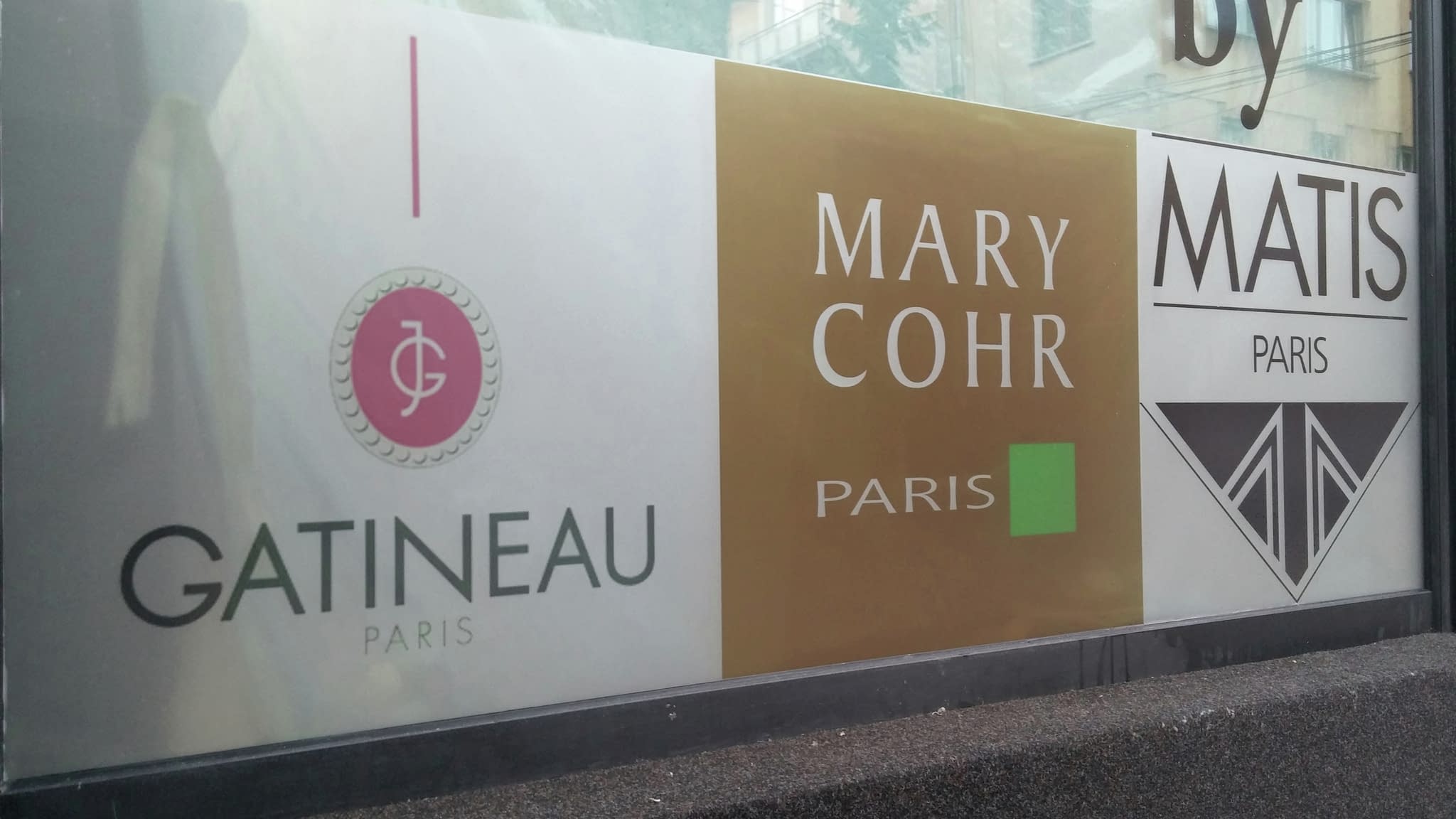 Детайл от брандиране на витрина с козметични марки – елегантна реклама на витрина в София.