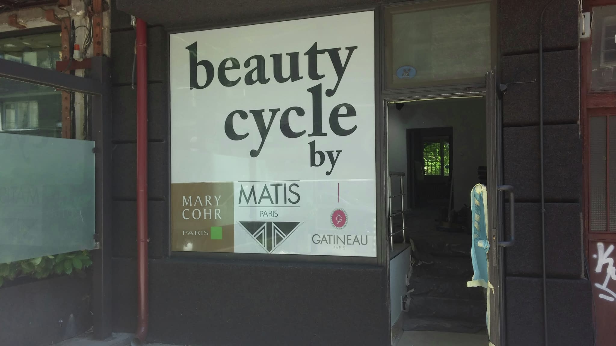 Перфорирано фолио за прозорци и витрини – витрина с брандиран прозорец, представящ логото на „Beauty Cycle“ с партньорски брандове Mary Cohr, Matis и Gatineau.