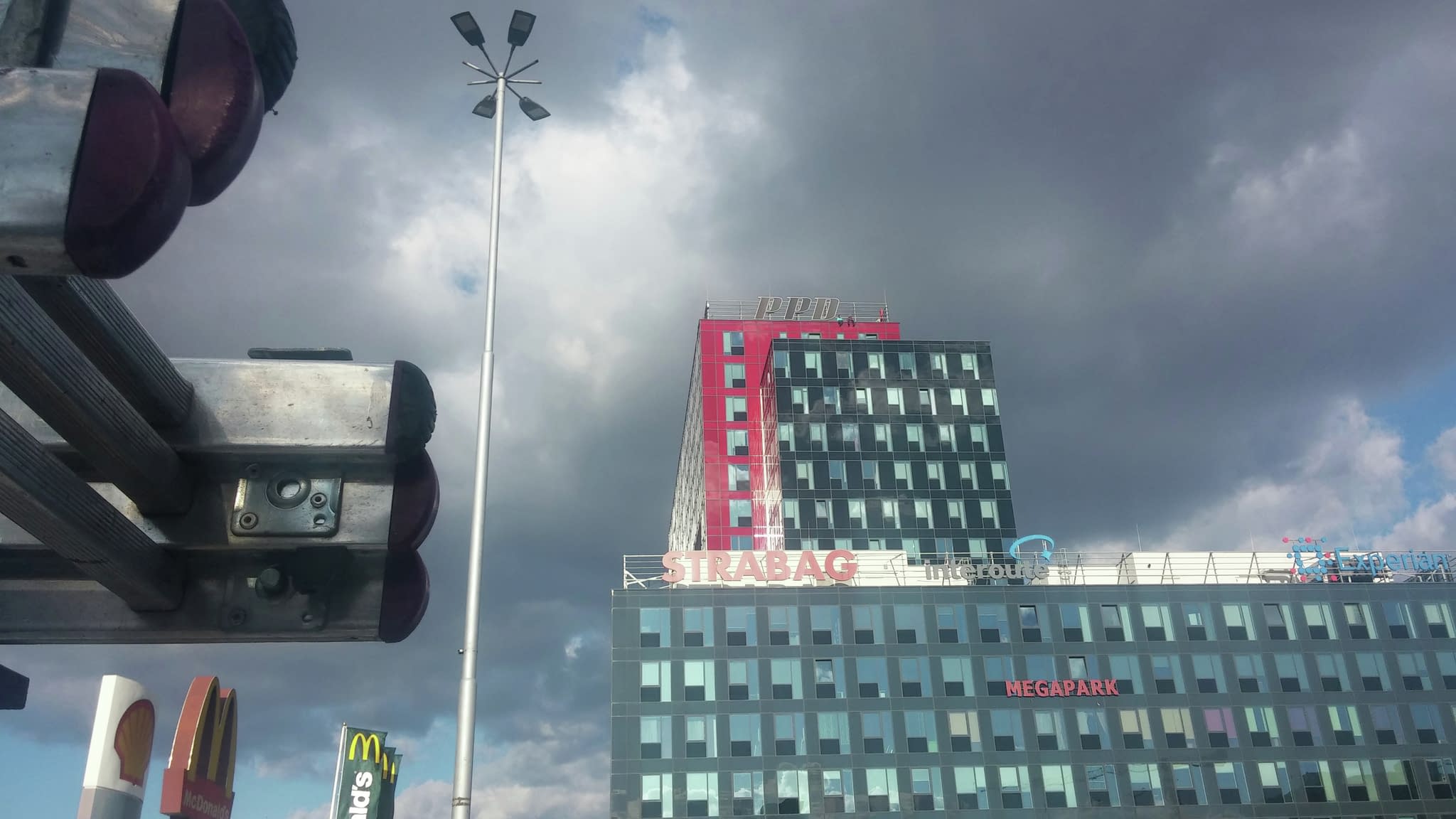 Светещи букви на фасадата на модерна бизнес сграда – брандирани LED лога и фирмени надписи осигуряват отлична видимост през деня.