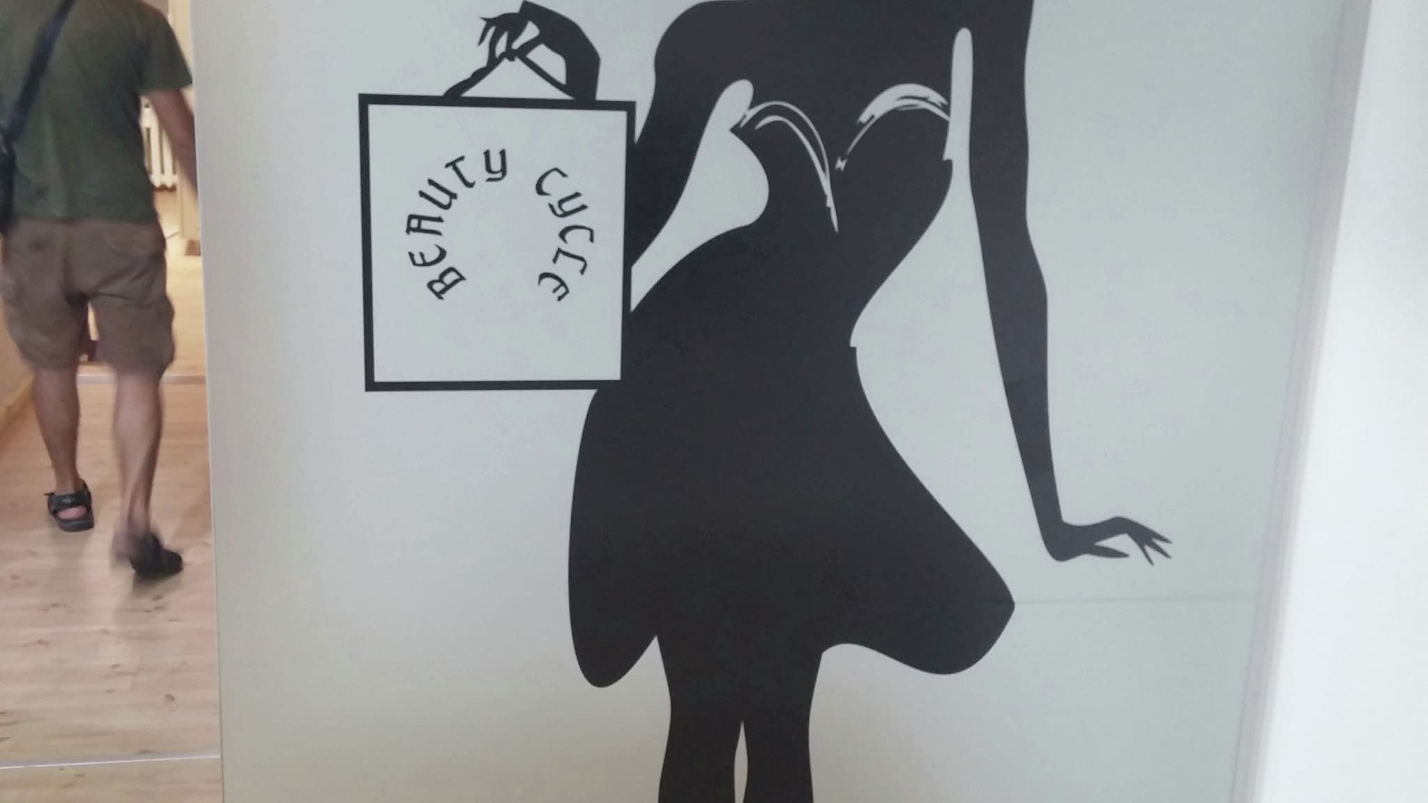 Пясъкоструйно фолио за прозорци с елегантен дизайн от рекламна агенция София.