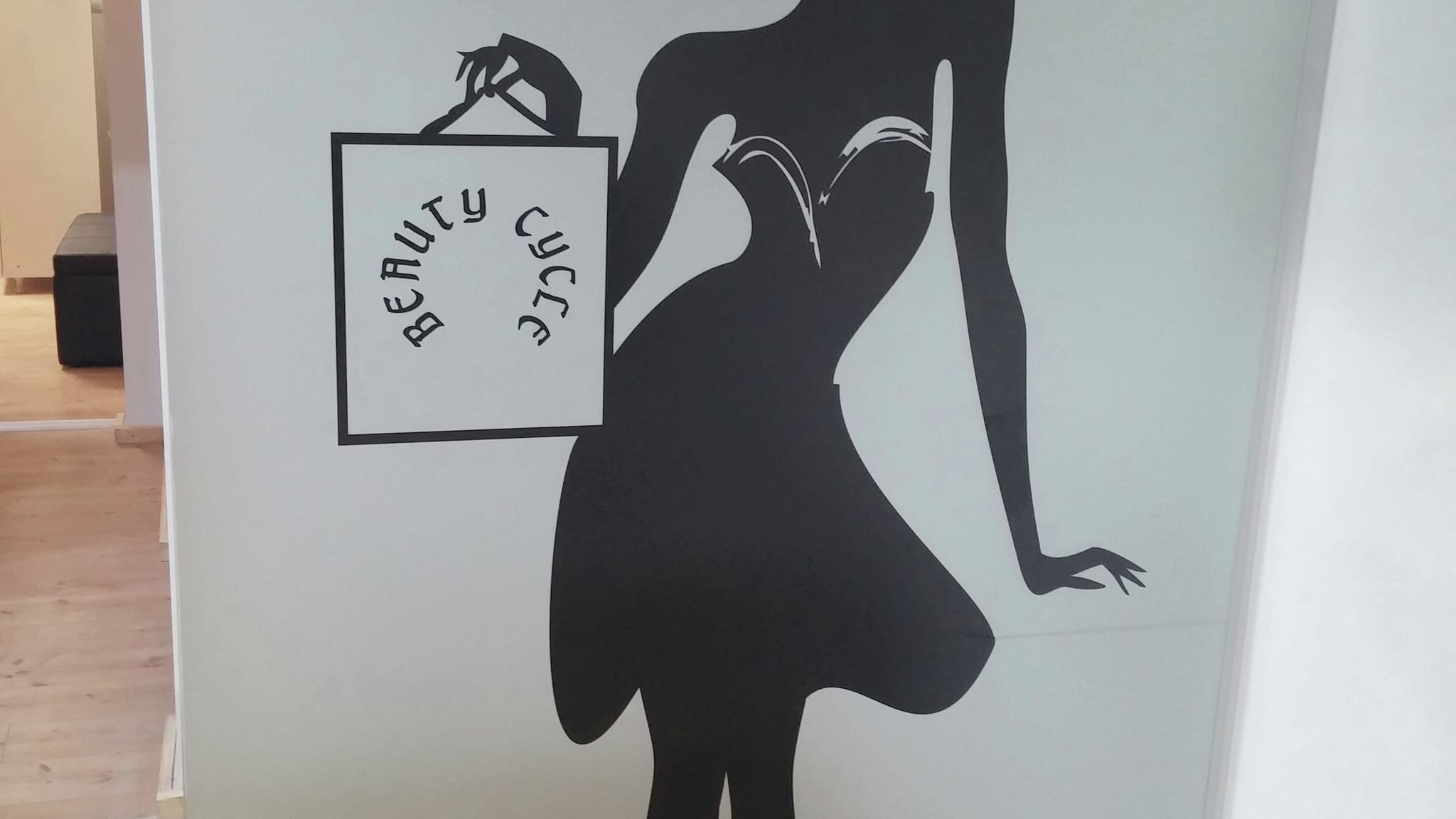 Пясъкоструйно фолио – елегантно матирано стъкло с модерен дизайн, подходящо за офис, магазин или салон за красота.