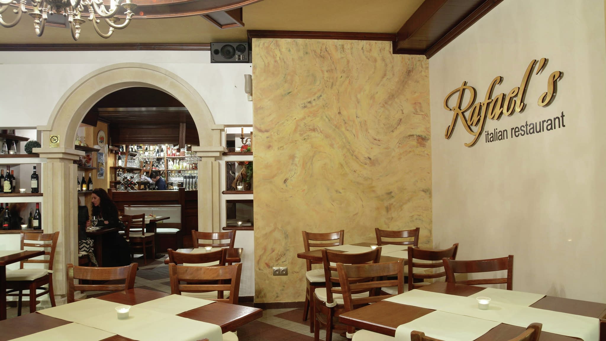 Изработка на реклами – елегантна стенна табела с позлатени обемни букви за италиански ресторант Rafael's.