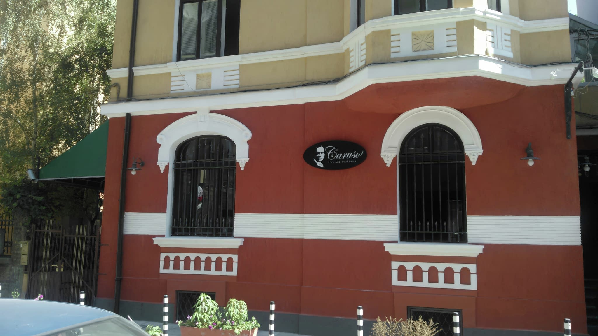 Фасада на ресторант 'Caruso' със светеща рекламна табела – модерен пример за външна реклама с LED осветление.