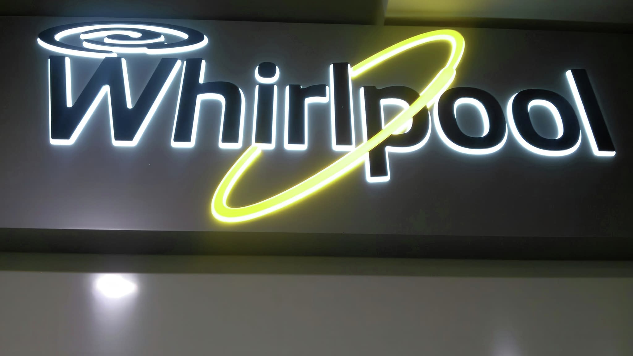 Светеща табела с логото на Whirlpool, обемни букви и жълт LED контур.
