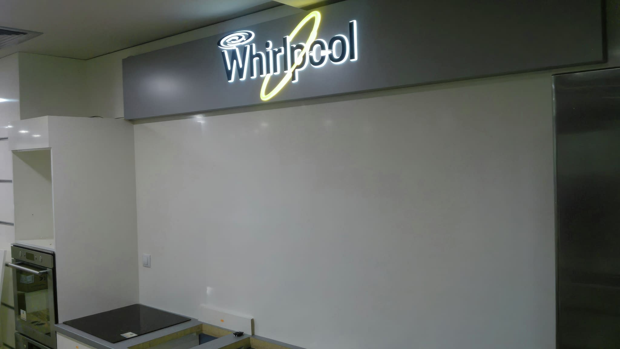 Светеща кутия с обемни букви и лого на Whirlpool – пример за стилно брандиране с LED осветление.