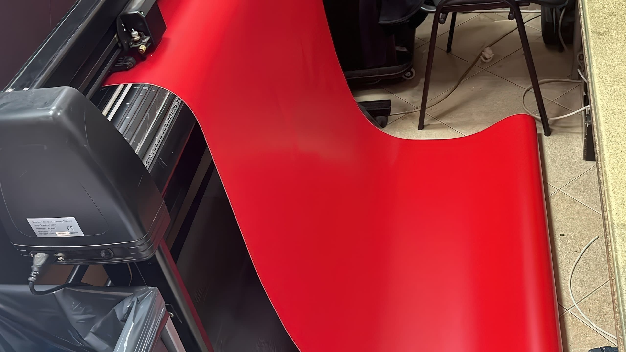 Рязане на фолио – Плотерно изрязване на надписи от PVC